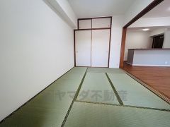 リビングからの続き間として和室をご用意しました。