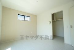 住む人のこだわりを活かす洋室＾＾日当たりがよく、寝室としての利用もおすすめ。広めのクローゼットもあり荷物もすっきり片付けれ、ゆとりのある暮らしが出来ます＾＾
