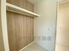 便利な洗面室収納。ハンガーパイプ付きで衣類も収納できます。棚を置いて散らかりがちなバスタオルや清掃用品、化粧品や予備のシャンプー等もきれいに整頓できますね。