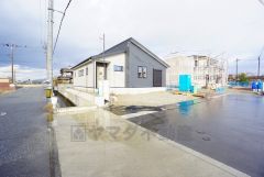 前面道路は私道南側約5.50ｍ、西側約5.29ｍ。私道の為、車の通行がほとんどなく小さなお子様がいるご家庭でも安心して過ごせます＾＾