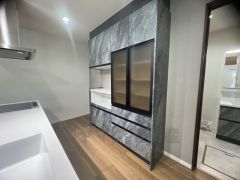 カップボード付き＾＾対面式カウンターキッチンでお子様の様子が見守れます。 リビングを一望できる対面式システムキッチン＾＾