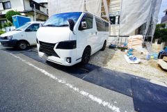 駐車スペースは並列で4台分確保＾＾（車種による）間口が広く、前面道路も約6ｍあるので駐車しやすいですよ＾＾