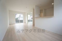 大きな窓のあるリビングは、陽光あふれる明るい空間です。居心地良く、ご家族皆がゆったり寛げる憩いの空間となりそうです。