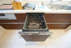 家事の時間が短縮できる食器洗浄乾燥機付。後片付けもラクラクです。 食器を洗う手間が減るので家族とのコミュニケーションの時間や自分の時間が増えますね。