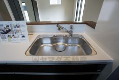 広々とした凸型シンクに洗剤ポケットを標準装備。大きなお鍋など洗いやすいです。洗剤や石鹸、スポンジもすっきりできる収納付き。