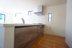 対面式カウンターキッチンでお子様の様子が見守れます。カウンタートップは耐熱性に優れており、日ごろのお掃除もふき取るだけでＯＫ。