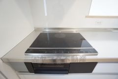 お手入れのしやすいIHクッキングヒーターです。 3口コンロなので、効率よくお料理が楽しめます。毎日のお料理も楽しくなりますね＾＾