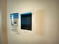 ドアを開けずに来訪者を確認できるモニター付インターフォン。見やすいカラー表示、ハンズフリータイプです。