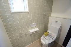 温水洗浄機付トイレです。節水機能もあるので、安心して使えますね。もちろん、1階2階の2ヶ所にトイレがあるので、忙しい朝にもゆとりができますね。