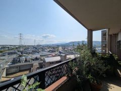 お洗濯物を干すスペースとしても十分な広さがあります。  お天気の良い日はお洗濯物がよく乾きそうな日当たり良好のバルコニー^^