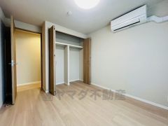 明るい洋室です。ナチュラル色のフローリングで開放的な優しい雰囲気になっています＾＾ベッドや机、ＴＶを置いてもゆとりのある広さです。