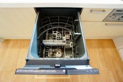 同仕様写真。家事の時間が短縮できる食器洗浄乾燥機付。後片付けもラクラクです。 食器を洗う手間が減るので家族とのコミュニケーションの時間や自分の時間が増えますね。