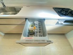 家事の時間が短縮できる食器洗浄乾燥機付。後片付けもラクラクです。 食器を洗う手間が減るので家族とのコミュニケーションの時間や自分の時間が増えますね。