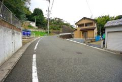 前面道路は公道南東側約8.7ｍ。 幅広く、車通りも少ないため駐車や離合がスムーズです＾＾