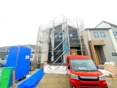 カースペースは停めやすい並列駐車2台つきです。