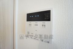 給湯器リモコンはキッチン横からボタンひとつで操作が楽々。通話ボタン付きでお子様とも会話ができて安心です。