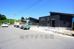 前面道路は6.2ｍ。 お車の離合もスムーズです＾＾ 大型車の通行がなく、騒音や振動が少ないので静かで快適な生活を送れます。
