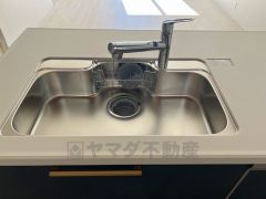 広々とした凸型シンクに洗剤ポケットを標準装備。大きなお鍋など洗いやすいです。洗剤や石鹸、スポンジもすっきりできる収納付き。