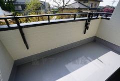 お洗濯物を干すスペースとしても十分な広さがあります。  お天気の良い日はお洗濯物がよく乾きそうな日当たり良好のバルコニーです＾＾