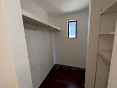 ファミリークロークは奥行きがあるので布団や衣替えの衣装なども楽々収納できます。趣味の道具などの収納スペースとしても活用出来ます。