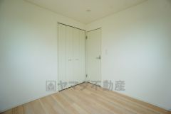 同仕様写真。木目調のシンプルデザインで落ち着きと安らぎの空間に仕上げています。各部屋に収納が完備されているので、お荷物が多くなっても安心の設計です。