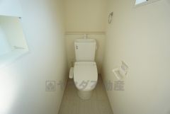 温水洗浄機付トイレです。節水機能もあるので、安心して使えますね。もちろん、1階2階の2ヶ所にトイレがあるので、忙しい朝にもゆとりができますね。