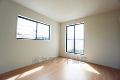 2面採光を確保した明るい室内は、風通しも良く、大変居心地の良い空間となっております。爽やかな風を感じて起きる朝は、快適生活の始まりに。