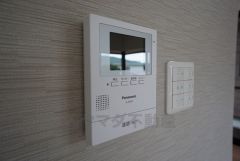 防犯性もばっちり、TVモニター付きインターフォン完備。大きなモニターで玄関先を確認できます。録画機能が付いているので不在時の訪問者も確認できて安心です^^