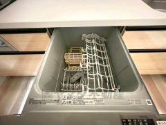 家事の時間が短縮できる食器洗浄乾燥機付。後片付けもラクラクです。 食器を洗う手間が減るので家族とのコミュニケーションの時間や自分の時間が増えますね。