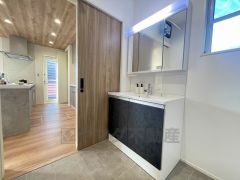 三面鏡つき洗面台。収納も一体型になっているので、ドライヤーやヘアアイロンの置き場に困りませんね。