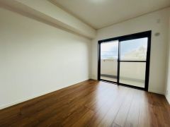 住む人のこだわりを活かす洋室＾＾日当たりがよく、寝室としての利用もおすすめ。広めのクローゼットもあり荷物もすっきり片付けれ、ゆとりのある暮らしが出来ます＾＾