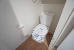 温水洗浄機付トイレです。節水機能もあるので、安心して使えますね。もちろん、1階2階の2ヶ所にトイレがあるので、忙しい朝にもゆとりができますね。