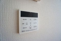 給湯器リモコンはキッチン横からボタンひとつで操作が楽々。通話ボタン付きでお子様とも会話ができて安心です。