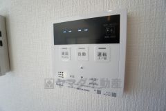 キッチン横からお湯張り、追い炊き、足し湯がボタン一つで楽々操作できる給湯機リモコンです＾＾忙しい夕飯の準備の時間帯に重宝しますね。