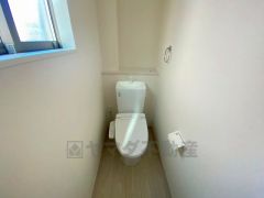 温水洗浄機付トイレです。節水機能もあるので、安心して使えますね。もちろん、1階2階の2ヶ所にトイレがあるので、忙しい朝にもゆとりができますね。