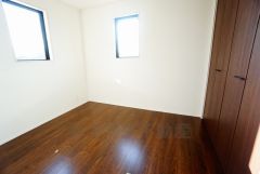 2面採光を確保した明るい室内は、風通しも良く、大変居心地の良い空間となっております。爽やかな風を感じて起きる朝は、快適生活の始まりに。