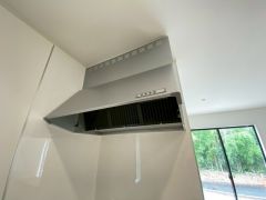 調理により発生する油煙や臭いを吸い込み、屋外へ排気してくれます。