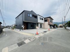 前面道路は大型車両の通行も少なく静かで快適な生活を送れます＾＾ 交通量が少なく小さなお子様がいるご家庭でも安心です＾＾