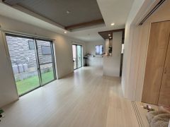 大きな窓のあるリビングは、陽光あふれる明るい空間です。居心地良く、ご家族皆がゆったり寛げる憩いの空間となりそうです。
