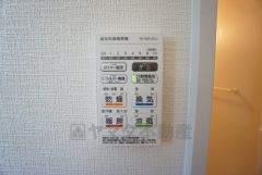 浴室暖房乾燥機には、暖房、乾燥、涼風、換気の4つの機能が付いています。タイマー付きです。