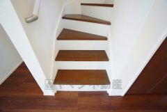 ご年配の方でも安心できる、手すり付き階段です＾＾段差も低めで設定されてますので安全性にも優れてますね＾＾