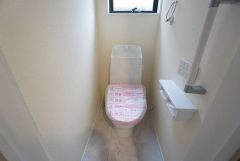 温水洗浄機付トイレです。節水機能もあるので、安心して使えますね。もちろん、1階2階の2ヶ所にトイレがあるので、忙しい朝にもゆとりができますね。