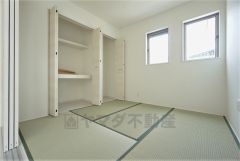 同仕様写真。リビングからの続き間として和室をご用意しました。普段はリビングとつなげて開放的なスペースとして。来客時には客間としてお使いいただけます。