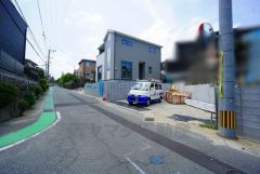 前面道路含む現地外観写真。 カースペースはゆとりのある停めやすい並列駐車3台駐車できます＾＾ お気軽にお問い合わせください＾＾
