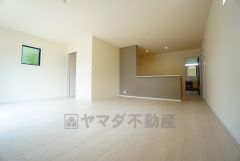 リビングは広々とした設計で、家族が集い、寛ぐ暮らしの空間を演出しています。