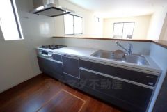 耐久性にも優れた人造大理石トップです。汚れもサッと拭き取ることができ、お掃除もラクラク。対面式キッチンが家族の会話も盛り上げます。食器洗浄乾燥機付。