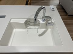 広々とした凸型シンクに洗剤ポケットを標準装備。大きなお鍋など洗いやすいです。洗剤や石鹸、スポンジもすっきりできる収納付き。