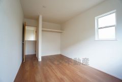 暖かい日差しが差し込む洋室。たっぷり収納できるクローゼット付きでお部屋の中をすっきりと快適に保てます。