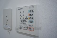 雨の日の洗濯も安心できる浴室暖房乾燥機付き浴室。リモコンで操作もボタン1つで簡単。 浴室暖房乾燥機には、暖房、乾燥、涼風、換気の4つの機能が付いています。タイマー付きです。