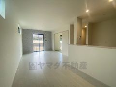 夏は強い日差しをカット、冬は暖かな遮熱高断熱型Low-Eガラスを採用。夏の強い日差しを約60%カットし、冷房効果を高めます。紫外線もカットするため紫外線による日焼けも抑制。
